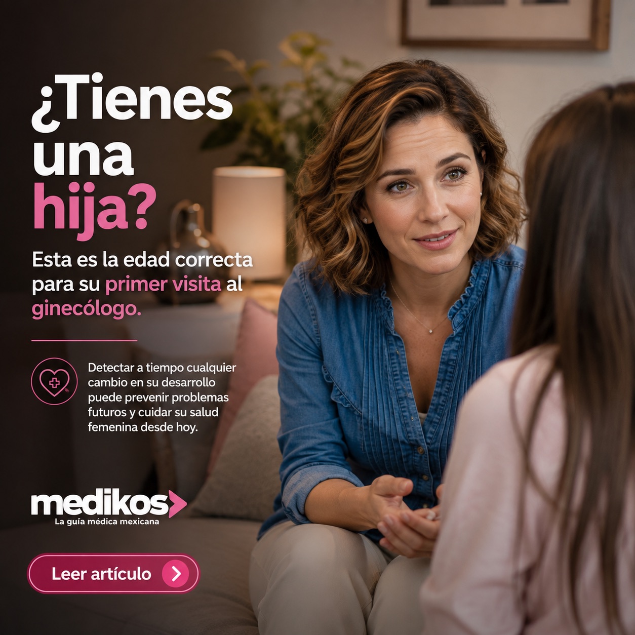 Madre conversando con su hija adolescente sobre la primera visita al ginecólogo