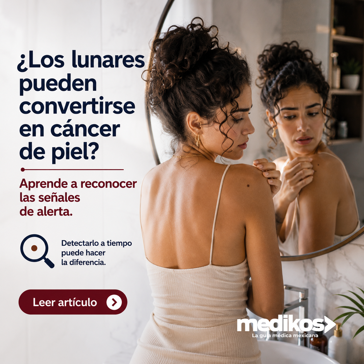 Mujer revisando un lunar en el hombro para artículo sobre cáncer de piel