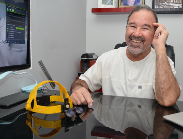 Dr. Carlos Javier Segura Cárdenas en consultorio odontológico