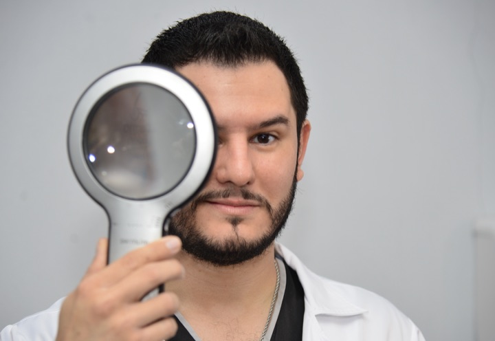 Retrato profesional del Dr. Gonzalo Ruiz Hidalgo dermatólogo de Dermaedén