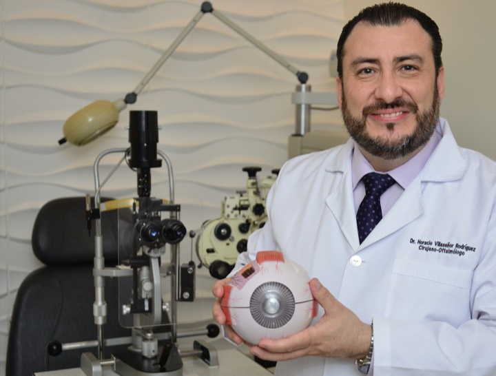 Dr. Horacio Villaseñor Rodríguez en consultorio con equipo oftalmológico